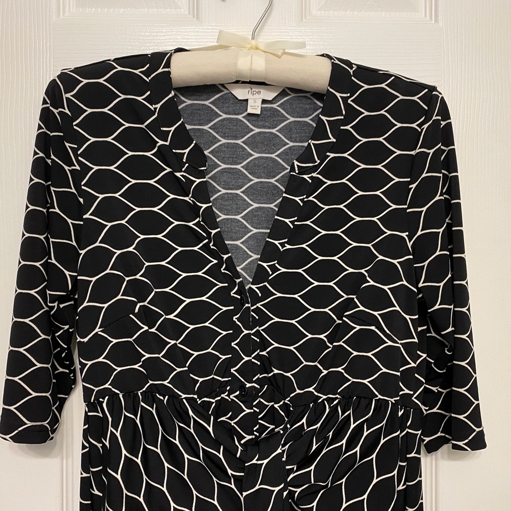 Ripe v-neck 3/4 sleeved maternity dress